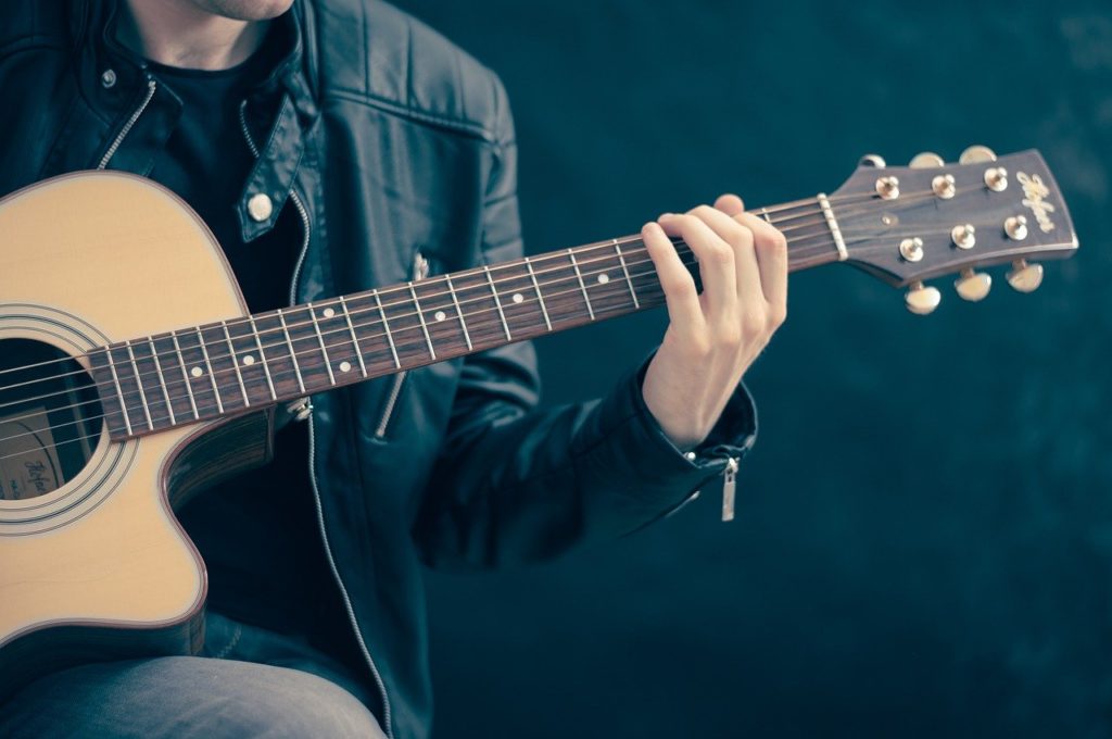 Gitarrenspieler Enishi Daniel von Berg